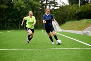 Piger kæmper om fodbolden - idrætsefterskole, fodboldefterskole