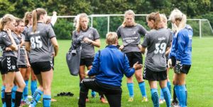 Fodboldtræneren fra Lægården idrætsefterskole snakker taktik inden kamp
