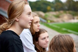 Pige kigger på kunstgræsbane - idrætsefterskole