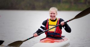 pige sejler kajak idrætsefterskole