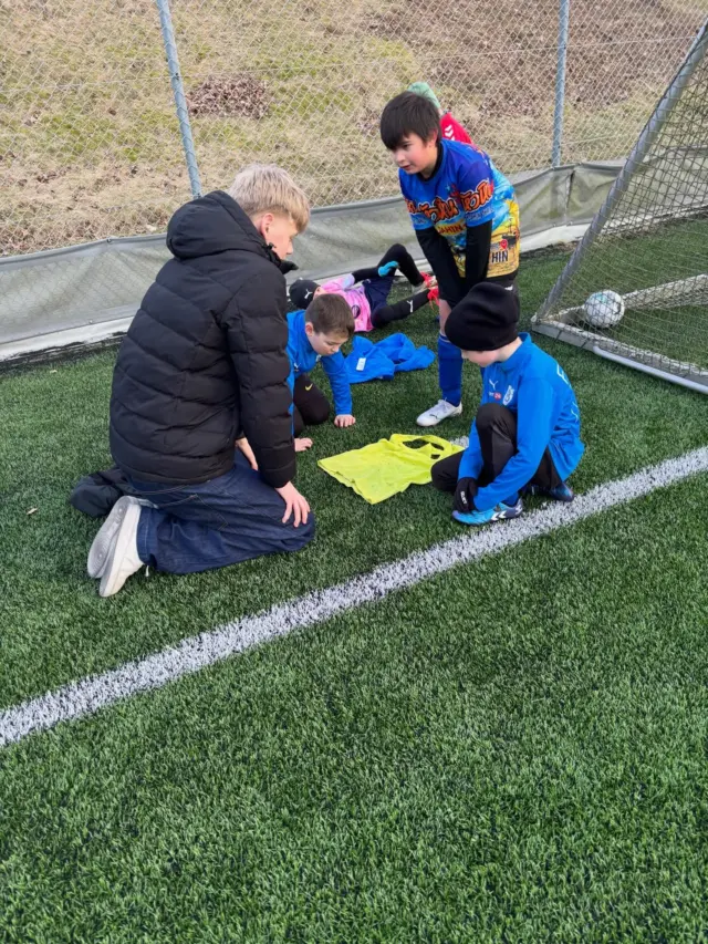 I disse uger besøger eleverne lokale foreninger for at afprøve træningsprogrammer de har lavet som en del af den DGI spire uddannelse, de får i løbet af et skoleår på Lægården. Mandag aften var det u9 fodbolddrenge fra Holstebro Boldklub, der havde fornøjelsen af en flok fodboldspillere fra Lægården😅💪🏻⚽️ #dgispire #laegaarden #lægården2526