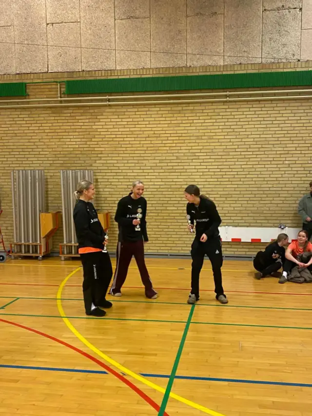 Sidste torsdag var vi til VM i volleyball på @noerrenissumefterskole . Det blev en skøn dag, hvor både drenge og piger hev pokaler med hjem i B-rækkerne🏅🏅🏆😊 #laegaarden #lægården2526 #volleyball