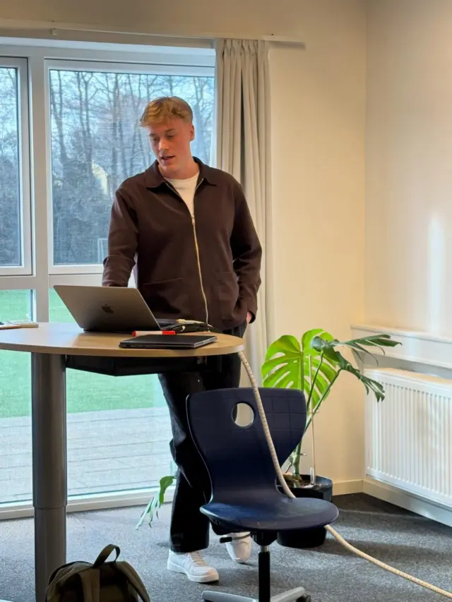 I dag havde profilfaget Teknologi og iværksætteri besøg af @frederikpahuus , som fortalte om sin egen iværksætterrejse fra den spæde start på værelset hos forældrene, over solrige og eksotiske Dubai, som måske ikke helt var lykken alligevel,og tilbage til de nære værdier Holstebro. En spændende og tankevækkende fortælling om iværksætteri, drømme, og om hvorvidt penge egentlig gør en mere lykkelig😊💸 #laegaarden #iværksætteri